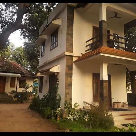 Abru'S Holidays International Travelers Alappuzha Dış mekan fotoğraf